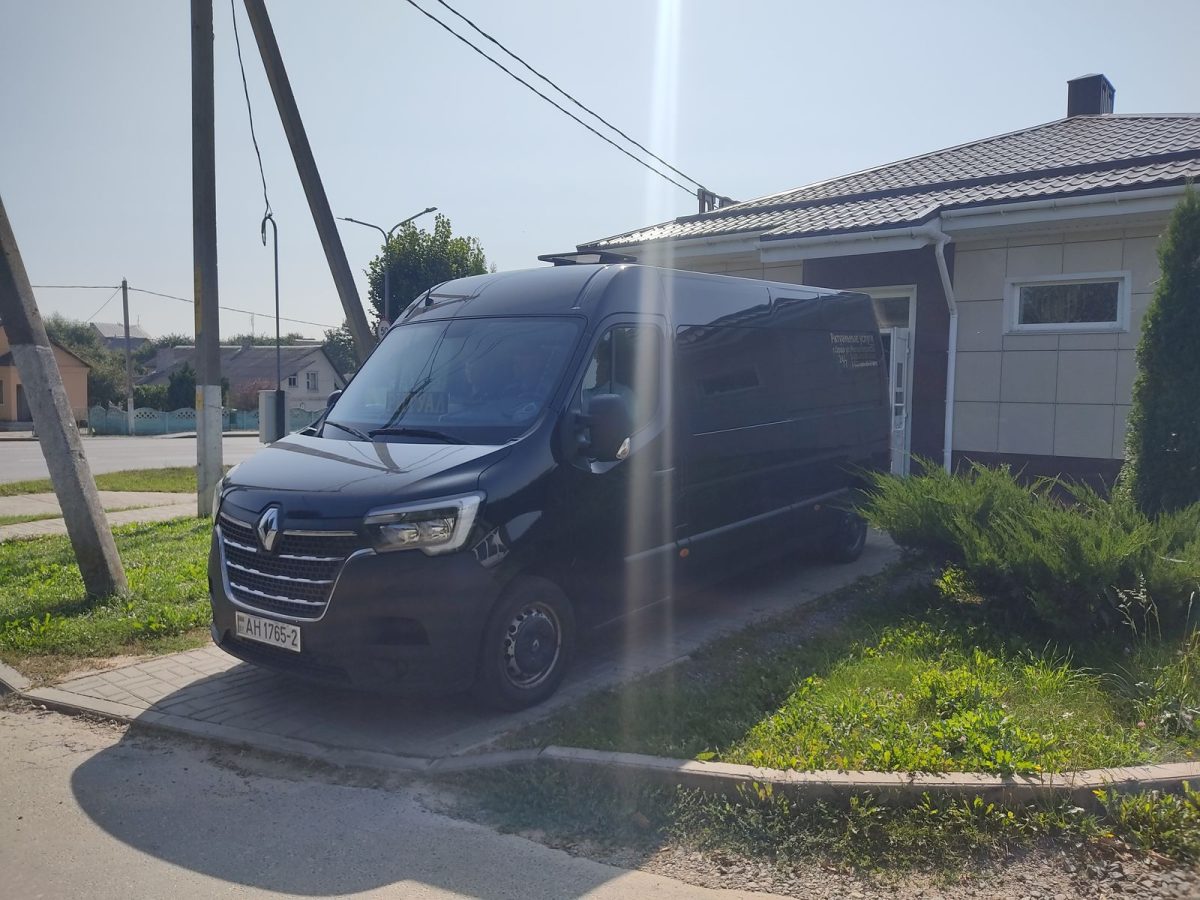 Чёрный катафалк Renault Master, вид спереди