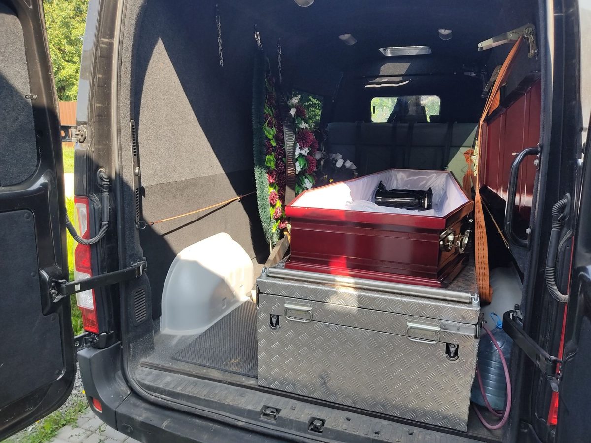 Грузовой отсек катафалка Renault Master: гроб закреплён на ложементе
