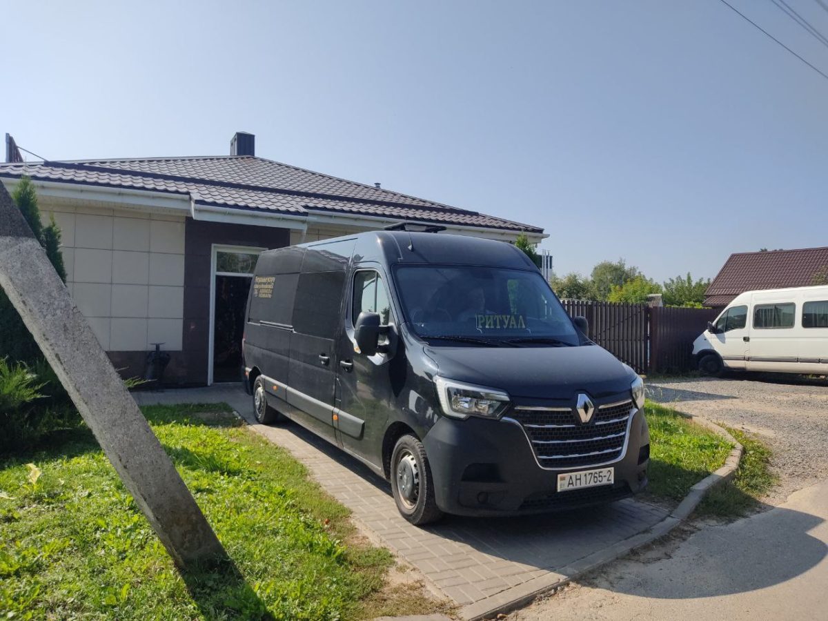 Катафалк Renault Master похоронного бюро «Rituals» в Орше