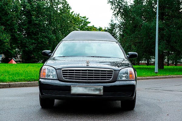 Катафалк Cadillac De Ville, вид спереди