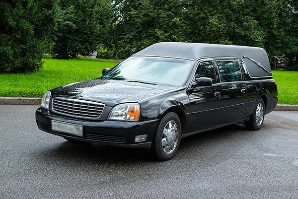 Чёрный катафалк Cadillac De Ville