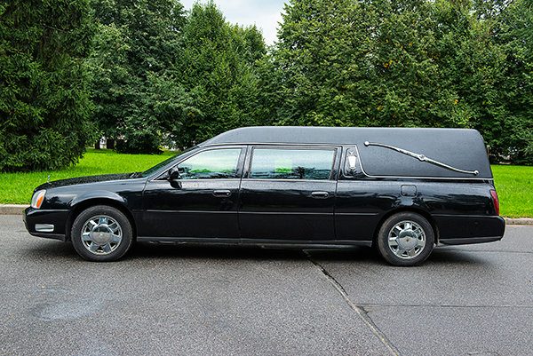 Катафалк Cadillac De Ville, вид сбоку