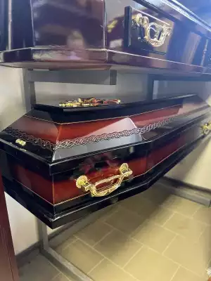 Гроб лакированный, вишнёвый с чёрным, с орнаментом
