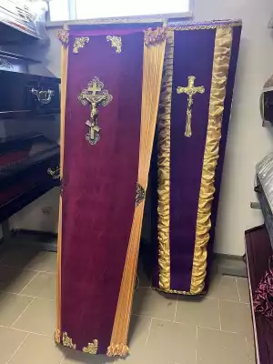 Гробы в велюре, фиолетовые, с распятием на крышке
