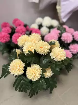 Композиция утяжелённая с кремовыми хризантемами