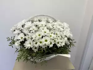 Корзина из белых кустовых хризантем