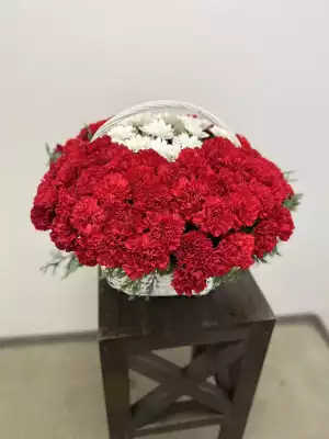 Корзина из красных гвоздик и белых хризантем