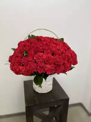 Корзина из красных гвоздик