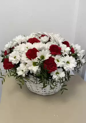 Корзина из ромашковых хризантем и гвоздик