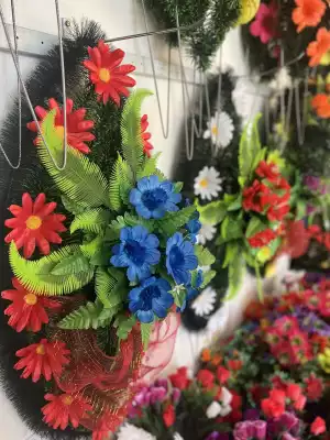 Венок с синими и красными цветами